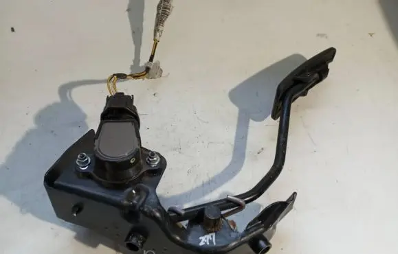 Toyota Avensis Verso Accelerator throttle pedal