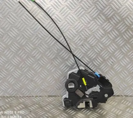 Toyota Auris E180 Front door lock 