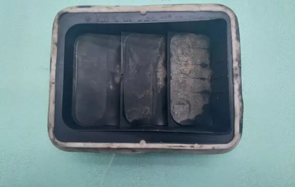 Quarter panel pressure vent