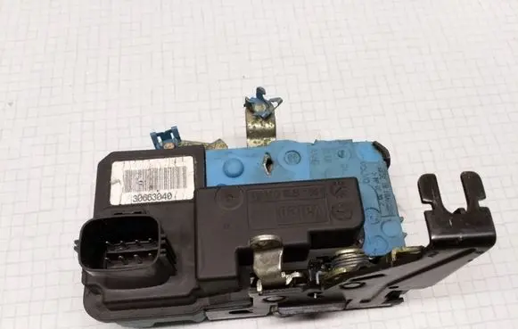 Volvo V70 Front door lock 30663040