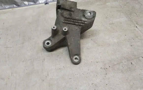 Audi A8 S8 D3 4E Engine mounting bracket 4E0199308BB