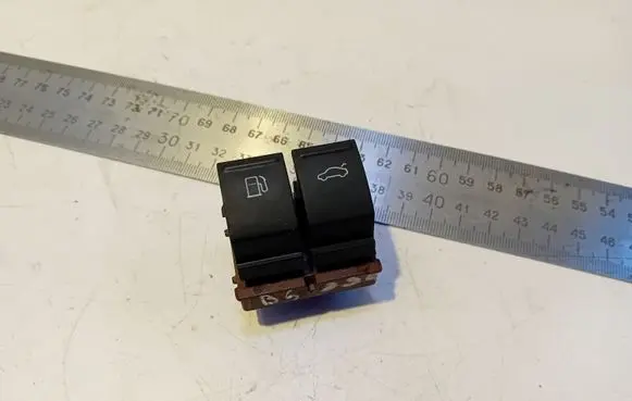 Volkswagen PASSAT B6 Fuel tank opening switch 