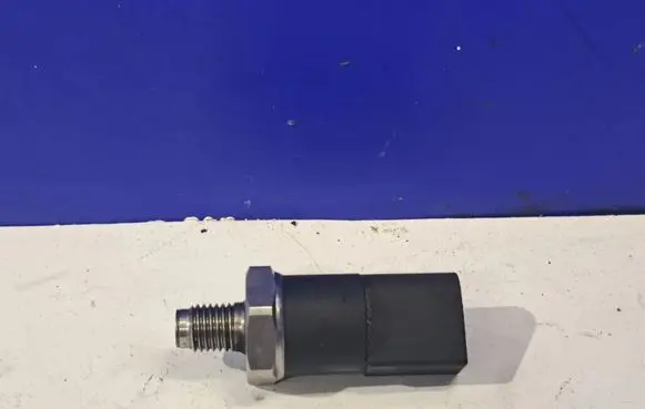 Mercedes-Benz C W204 Fuel pressure sensor 0281002239