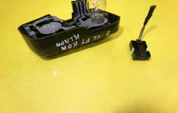 BMW 3 E46 Tail light bulb cover holder 230572R 388570R