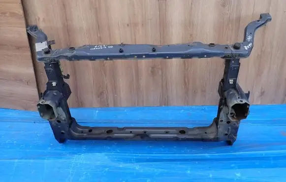 Mitsubishi Grandis Front bodywork piece 