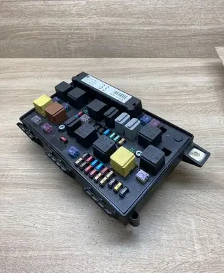Opel Astra H Fuse module 13206746 5DK008668