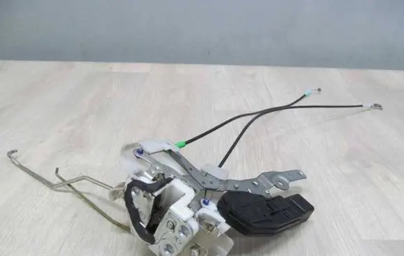 Isuzu N Series Front door lock 39333