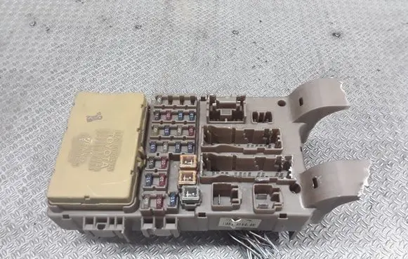 Toyota Corolla Verso E121 Fuse module 8264113040