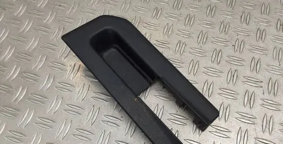 Toyota Prius+ (ZVW40) Rear seat rail trim cover 7215847070