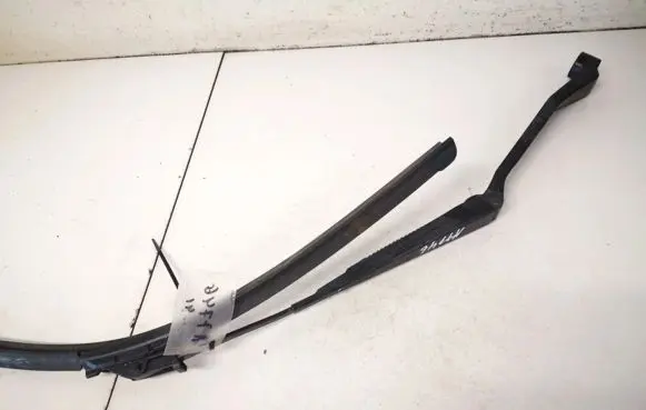 Toyota RAV 4 (XA20) Front wiper blade arm