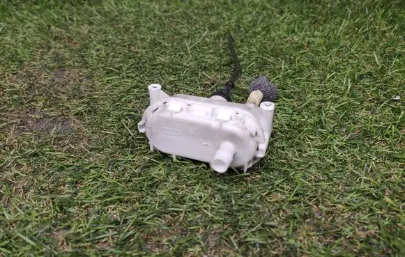 Audi A8 S8 D2 4D Central locking vacuum pump 4A0862153B