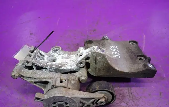 Volkswagen PASSAT B6 Generator/alternator bracket 