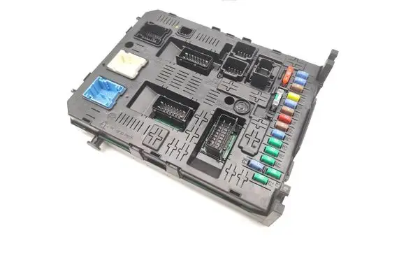 Peugeot 3008 II Fuse module 9812188580