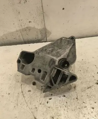 Volkswagen PASSAT B6 Engine mounting bracket 06F199207H