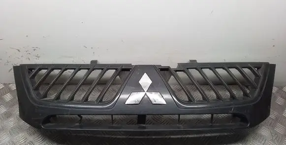Mitsubishi L200 Front bumper upper radiator grill P4686