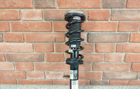 BMW 5 G30 G31 Front shock absorber with coil spring 6866642