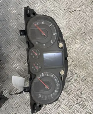 Volkswagen PASSAT B6 Speedometer (instrument cluster) A2C53106067