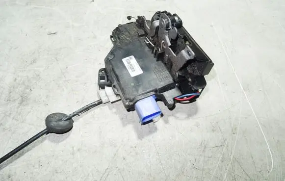 Volkswagen Golf V Rear door lock 7L0839015D