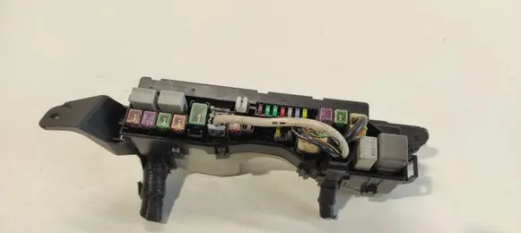 Toyota Avensis T250 Fuse module 9008087019 7058