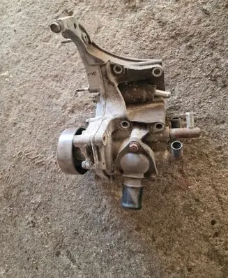 Mazda CX-7 Generator/alternator bracket R2AA15176