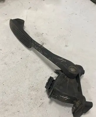 Accelerator throttle pedal