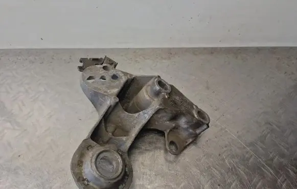 Audi A6 S6 C5 4B Engine mounting bracket 4B0199352B
