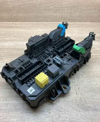 Opel Astra H Fuse module 13206758 5DK008669