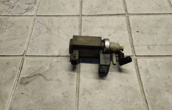 Audi A8 S8 D2 4D Turbo solenoid valve 057906627A 72190341