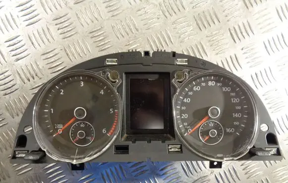 Volkswagen PASSAT B7 Speedometer (instrument cluster) 3AA920970A