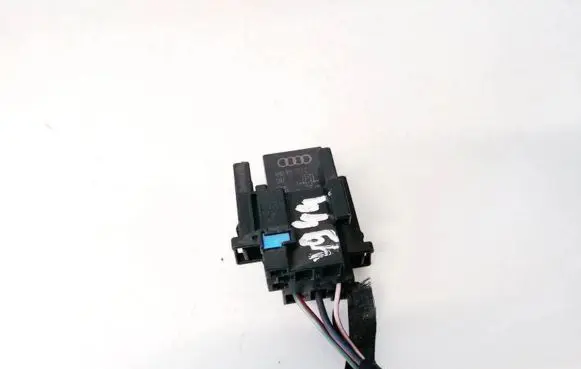 Volkswagen PASSAT B7 Other relay 4H0951253C V23374-A1001-X010