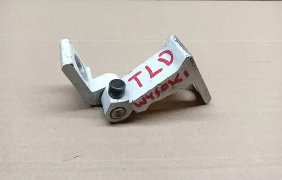 Volkswagen PASSAT B8 Rear door lower hinge 