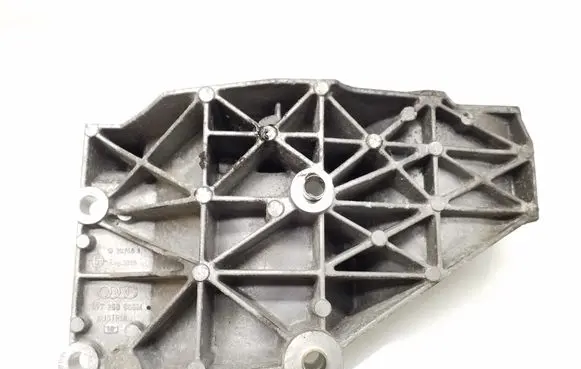Volkswagen Touareg I Engine mounting bracket 077260885M
