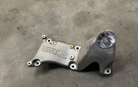 Porsche Panamera (970) Engine mounting bracket 7P0199307
