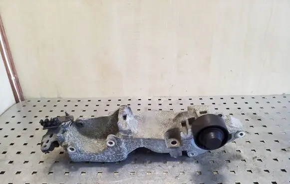 Nissan Qashqai Generator/alternator bracket 8200527320C