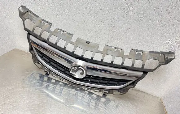 Opel Astra J Front bumper upper radiator grill 13266577