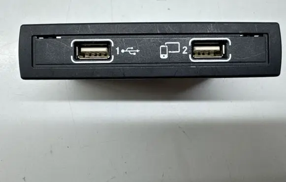 Mercedes-Benz E W212 USB socket connector A1728202000 Q021015082