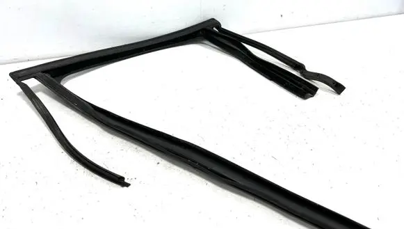 Volvo XC60 Rubber seal rear door window/glass 30762366 30762368