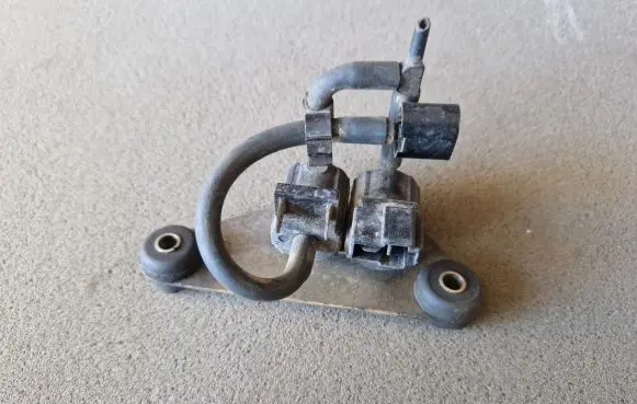 Mitsubishi L200 Vacuum valve 