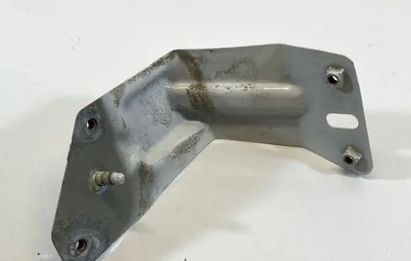 Fender mounting bracket