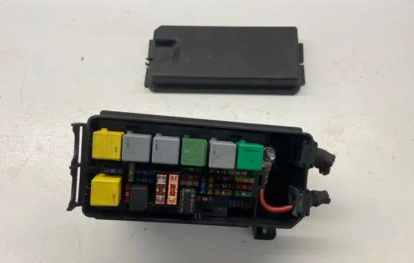 Mercedes-Benz ML W164 Fuse module A1645404135 200507183069 00323512
