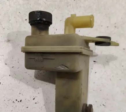 Mazda 3 I Power steering fluid tank/reservoir