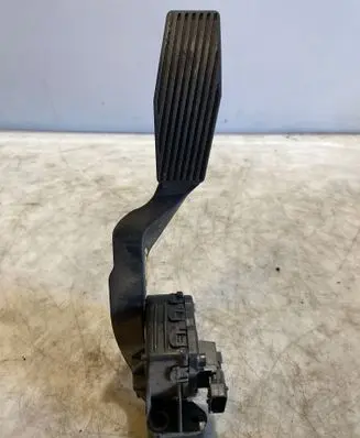 Accelerator throttle pedal