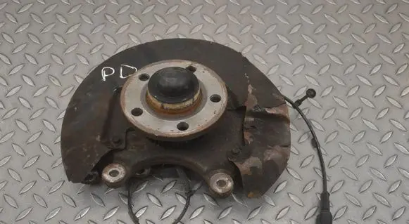 Ford Mustang VI Front wheel hub FR8C8107A