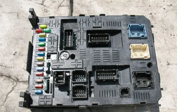 Citroen C5 Fuse module 966689568001