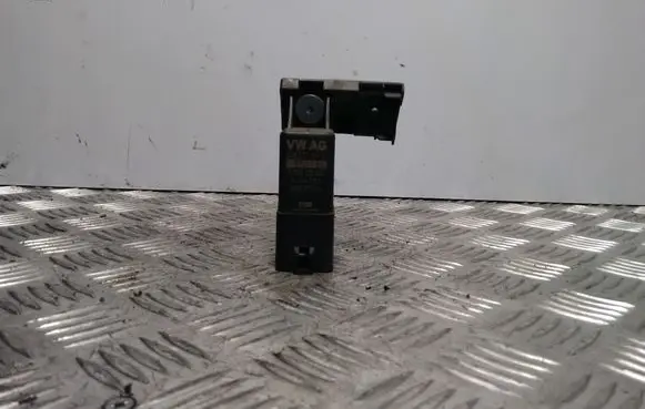 Volkswagen Golf VI Glow plug pre-heat relay 038907281D