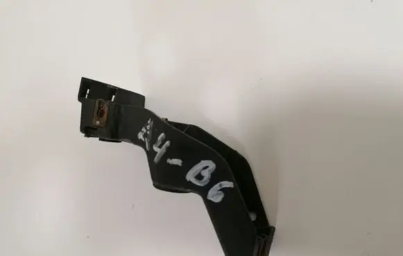 Front bumper mounting bracket