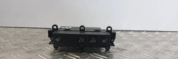 Mercedes-Benz B W245 Seat heating switch 1698208810 33460802 30080210383283