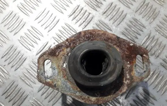 Peugeot 406 Engine mount bracket