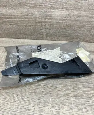 Volkswagen PASSAT B6 Front bumper mounting bracket 3C0807723