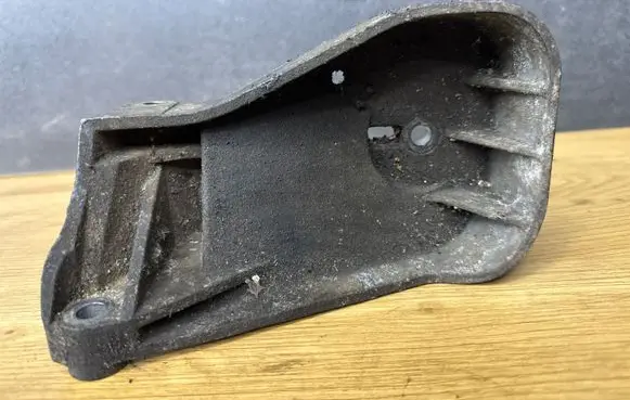Volvo V70 Engine mounting bracket 9209958